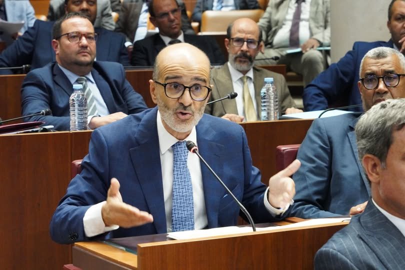 الأزمي يتهم لقجع بالتحكم والاستعلاء وينتقد مشروع قانون المالية