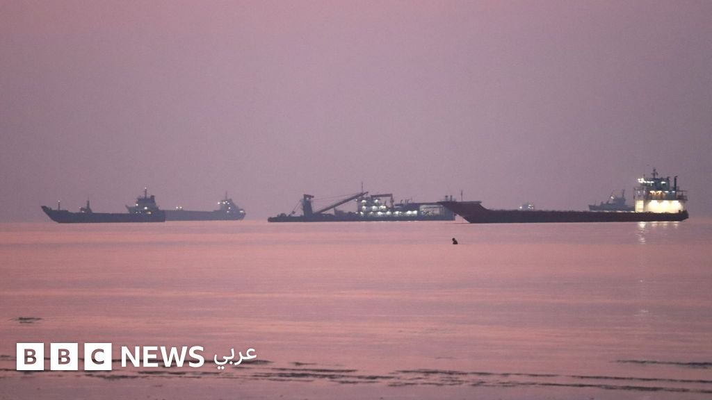 سلطنة عُمان تعلن إنقاذ 25 بحاراً من سفينة تعرضت للاستهداف قبالة سواحلها